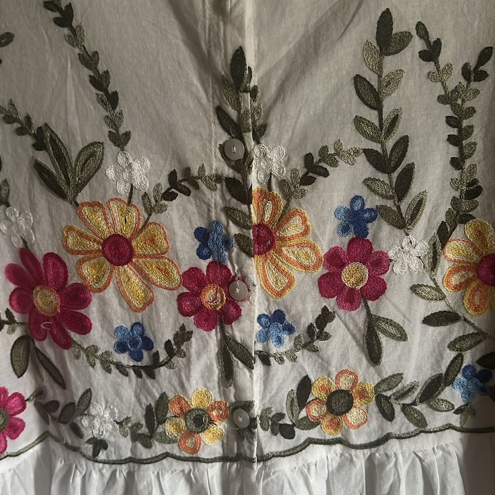 Women's Floral Embroidered Blouse - white size 2. - Picture 2 of 5